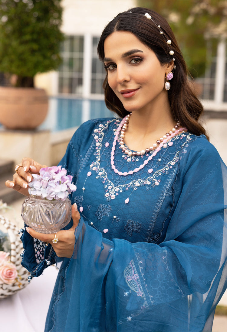 Ivana Luxe Chikankari 004